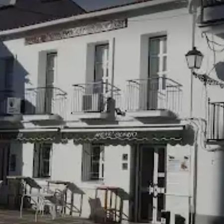 Hostal 2 Estrellas -Restaurante Las Tres Encinas En El Centro Del Pueblo Кабеса-ла-Вака Экстерьер фото