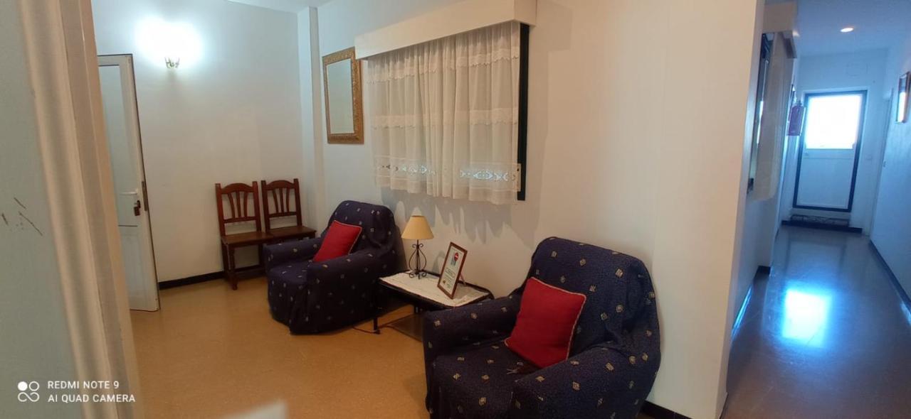 Hostal 2 Estrellas -Restaurante Las Tres Encinas En El Centro Del Pueblo Кабеса-ла-Вака Экстерьер фото