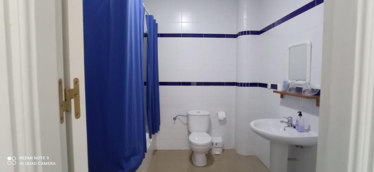 Hostal 2 Estrellas -Restaurante Las Tres Encinas En El Centro Del Pueblo Кабеса-ла-Вака Экстерьер фото
