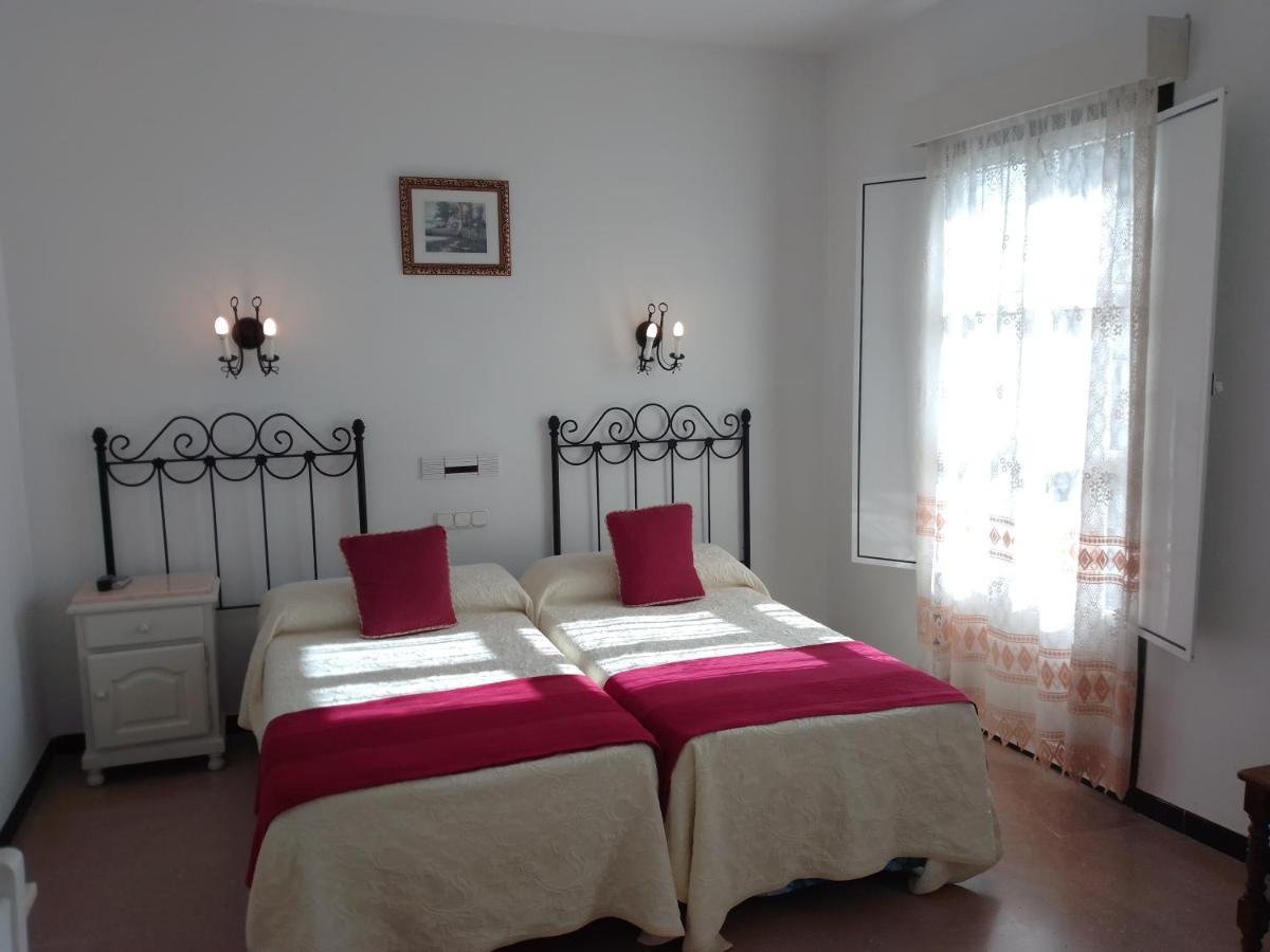 Hostal 2 Estrellas -Restaurante Las Tres Encinas En El Centro Del Pueblo Кабеса-ла-Вака Экстерьер фото
