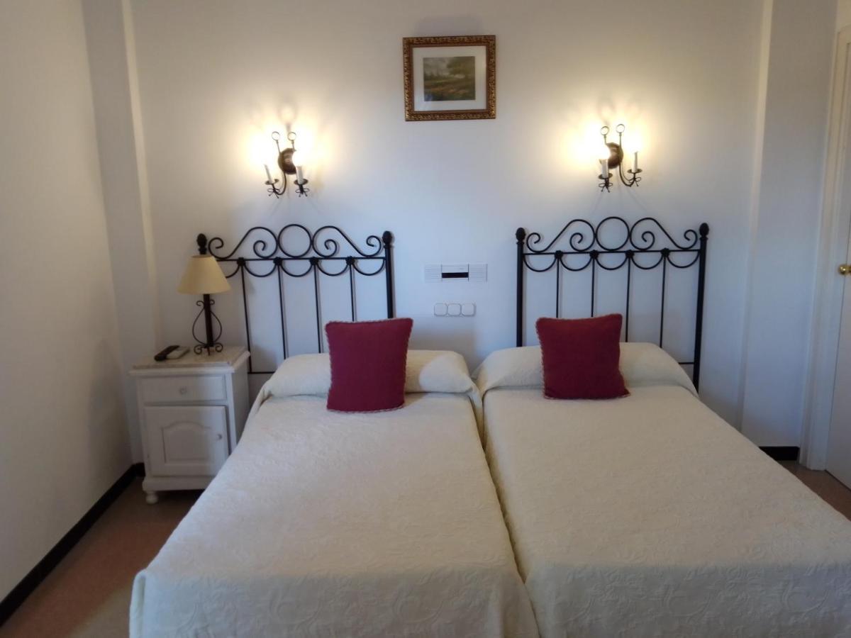 Hostal 2 Estrellas -Restaurante Las Tres Encinas En El Centro Del Pueblo Кабеса-ла-Вака Экстерьер фото