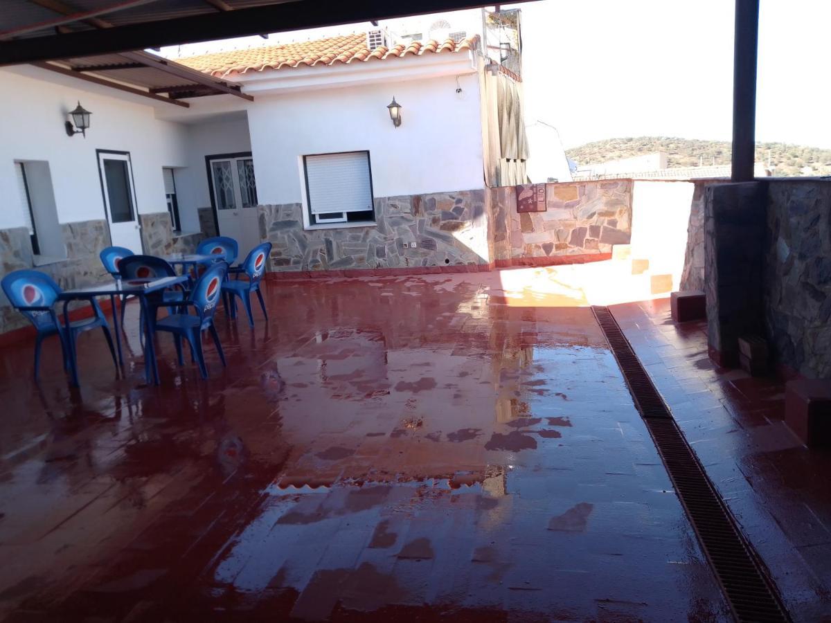Hostal 2 Estrellas -Restaurante Las Tres Encinas En El Centro Del Pueblo Кабеса-ла-Вака Экстерьер фото